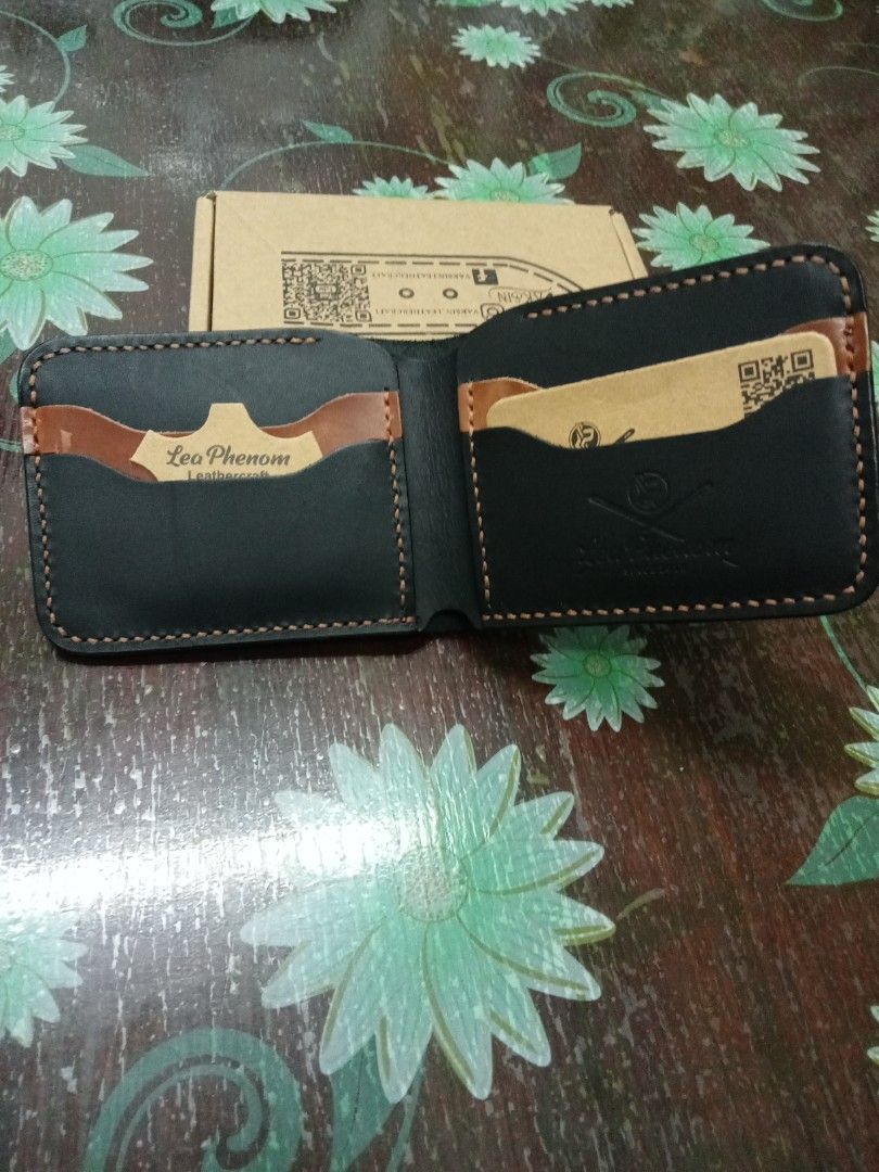 B2 Classic (Category: Bags & Wallets) located in Singapore. Submitted by JamBread (Listing ID 1237931737, Image 1). Description: .