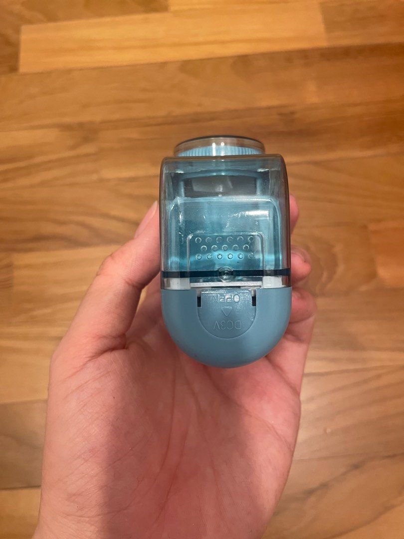 Daiso electric lint remover blue, Furniture & Home Living, Home Improvement & Organisation, Home