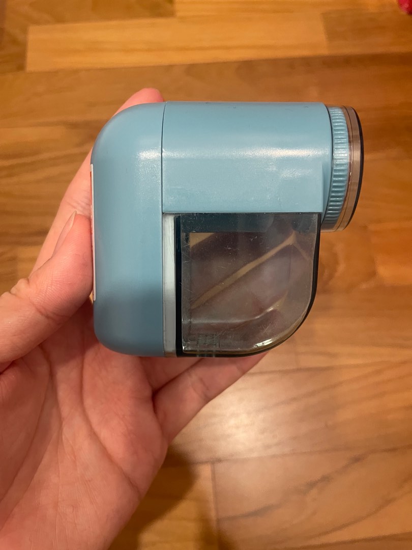 Daiso electric lint remover blue, Furniture & Home Living, Home Improvement & Organisation, Home