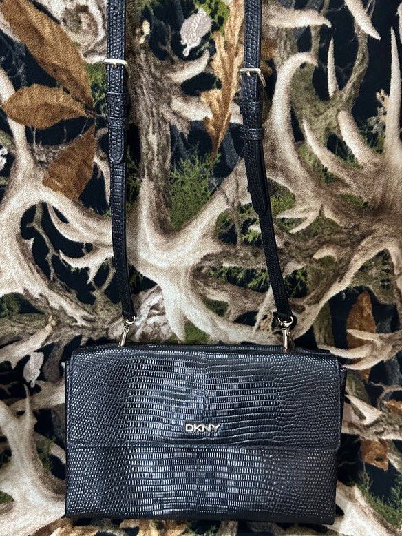 DKNY Wallet Sling Bag (Category: Luxury Bags & Wallets) located in Manila. Submitted by shopaholic_gurl (Listing ID 1237885967, Image 2). Description: Like new item Dual flap compartment Internal zipped pocket Fits monile phone and Basic essentials Add shipping fee Sold as is.