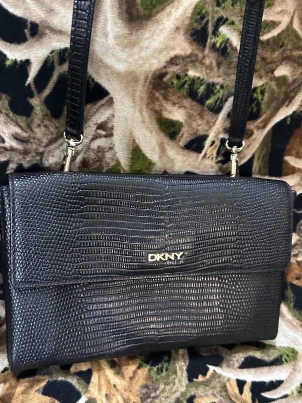 DKNY Wallet Sling Bag (Category: Luxury Bags & Wallets) located in Manila. Submitted by shopaholic_gurl (Listing ID 1237885967, Image 3). Description: Like new item Dual flap compartment Internal zipped pocket Fits monile phone and Basic essentials Add shipping fee Sold as is.