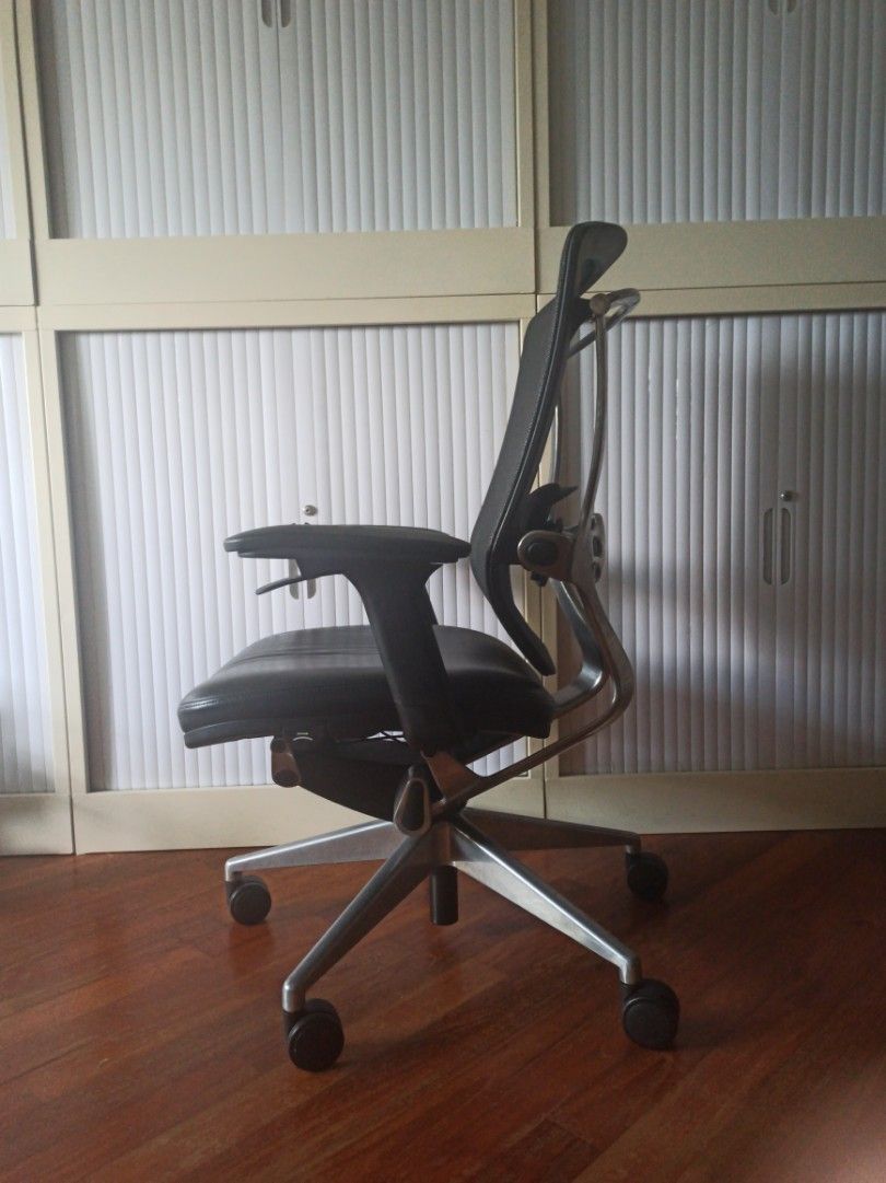 Secretlab or herman miller outlet