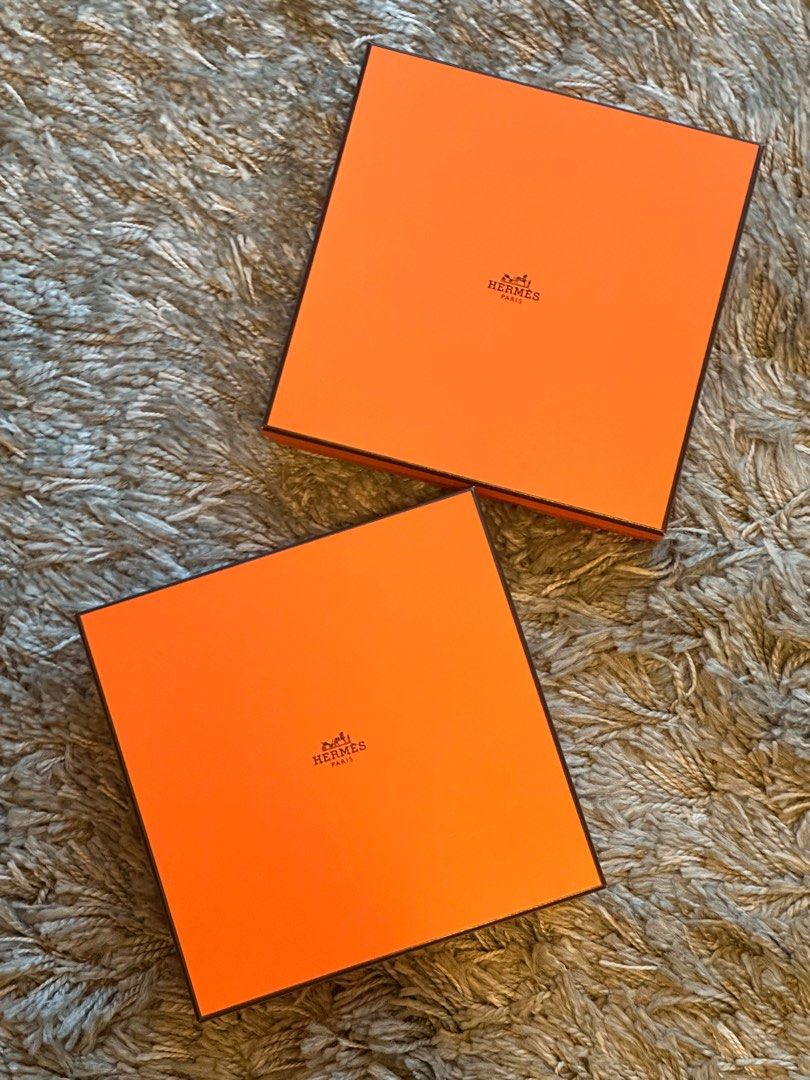 Hermes Boxes （分類：手袋及銀包）位於 Hong Kong。 由 jr8808 提交（商品編號 1237985943，圖片 1）。簡介： Hermes Boxes - Women Belt Box HKD50 Each Box Size : W20cm x L20cm x H4.5cm 內附雪梨紙 意大利HERMES買女裝皮帶的盒。
