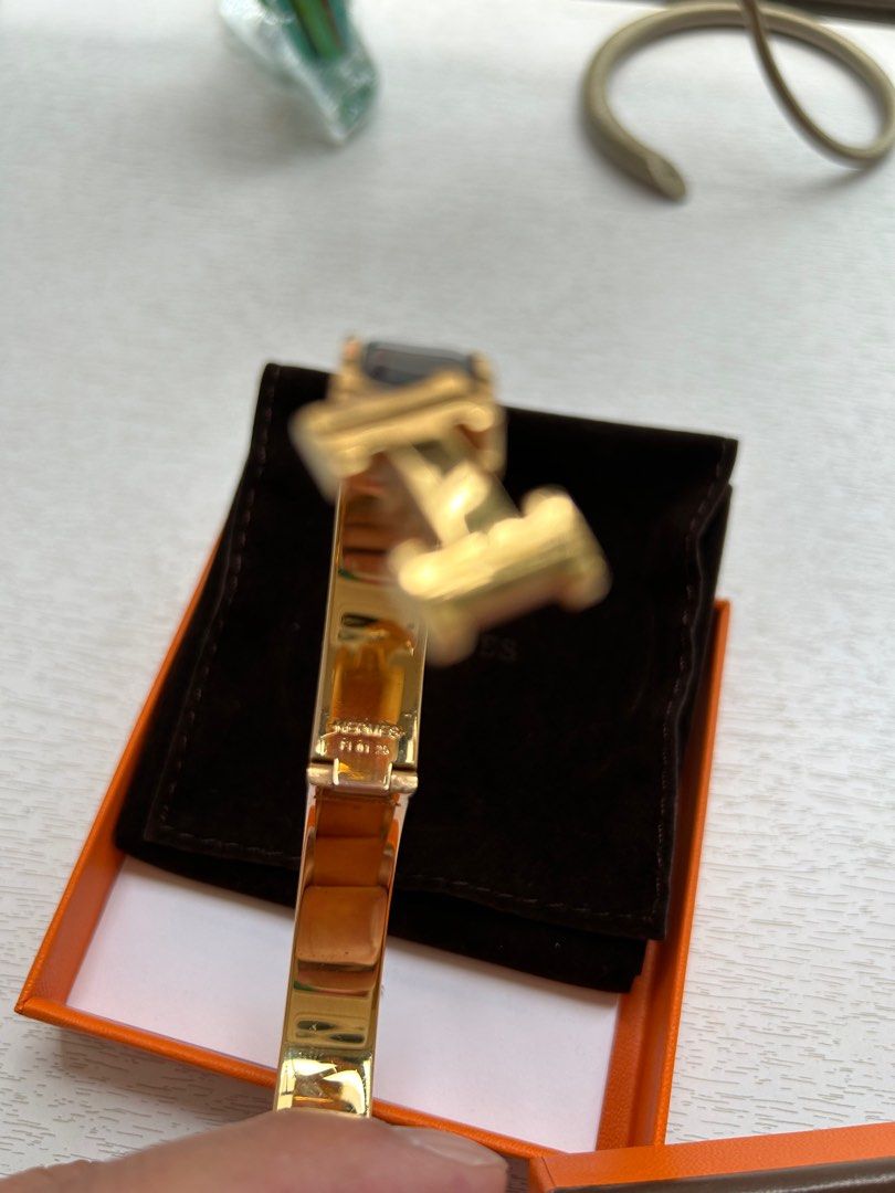 Hermes Bracelet （分類：飾物及配件）位於 Hong Kong。 由 fun.123 提交（商品編號 1237891703，圖片 2）。簡介： Hermes Bracelet 黑色金扣 PM size (細 size) 有明顯使用痕跡，完美主義者勿擾，有包裝，冇發票。