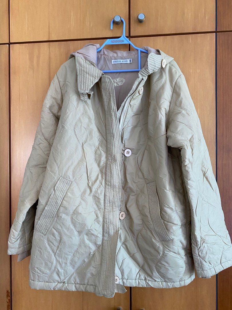 Jacket (Category: Coats, Jackets and Outerwear) located in Singapore. Submitted by medlppj (Listing ID 1237909311, Image 7). Description: .