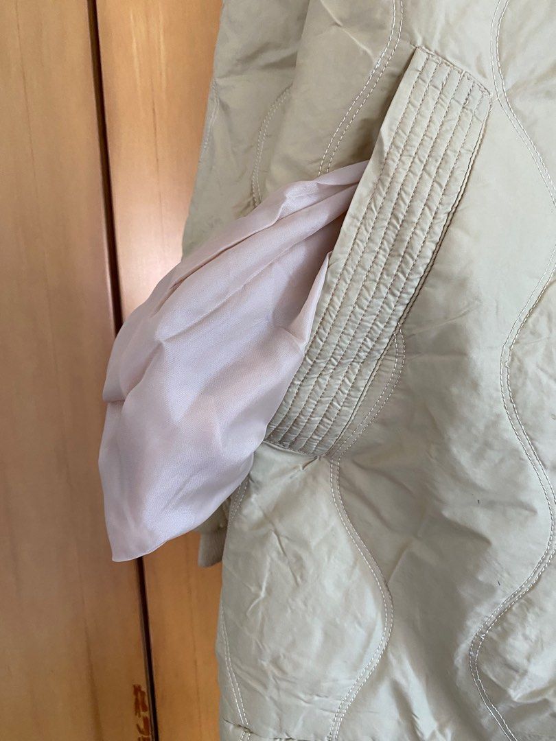Jacket (Category: Coats, Jackets and Outerwear) located in Singapore. Submitted by medlppj (Listing ID 1237909311, Image 4). Description: .