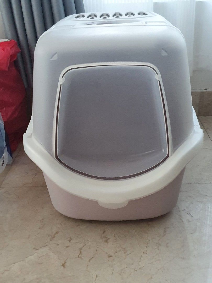 Litter box (Category: Homes & Other Pet Accessories) located in Singapore. Submitted by Galaxybits (Listing ID 1237950147, Image 1). Description: Used less than 5 times for carrying rabbits. Missing rubber stoppers. In good condition..