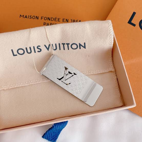 A money clip, upcycling Louis Vuitton!  Louis vuitton money clip, Louis  vuitton, Vuitton box