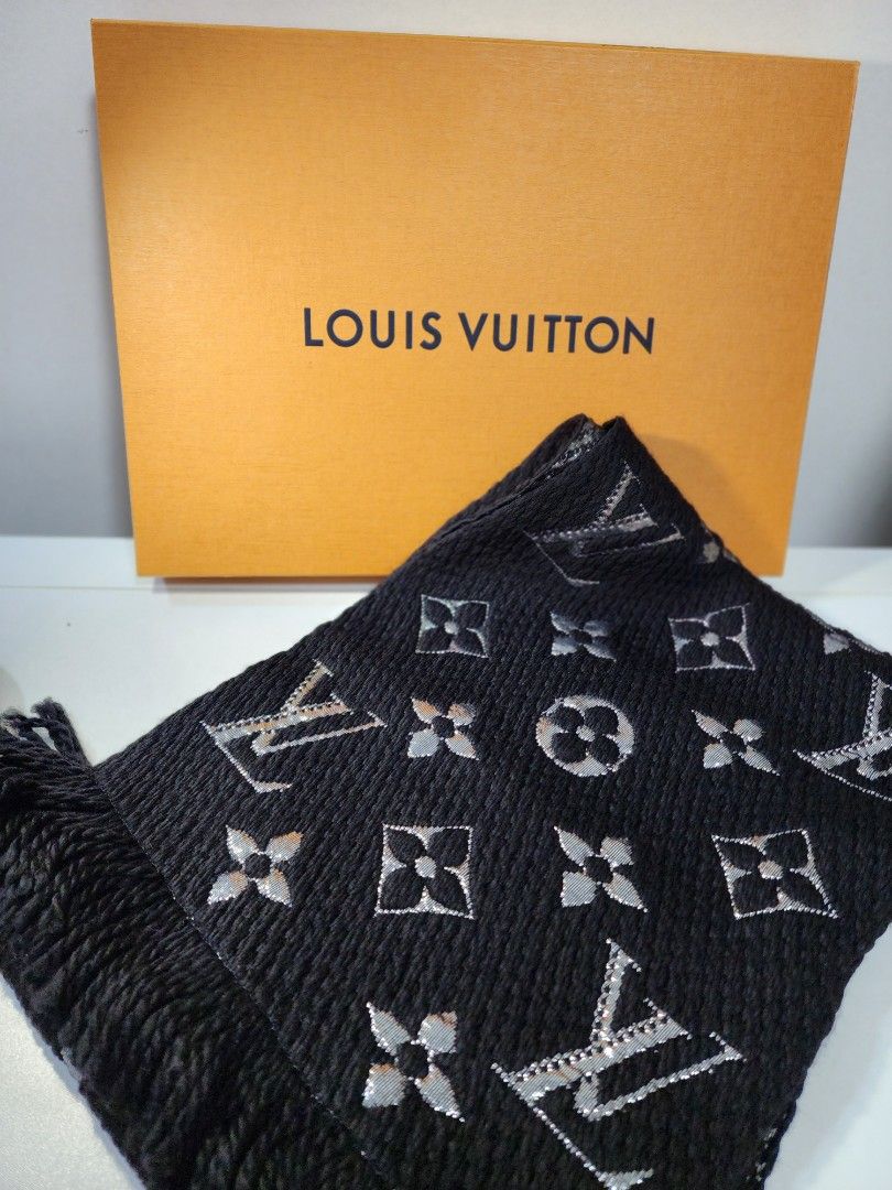 Louis Vuitton grey beanie and scarf set in 2023  Louis vuitton scarf,  Louis vuitton hat, Vuitton