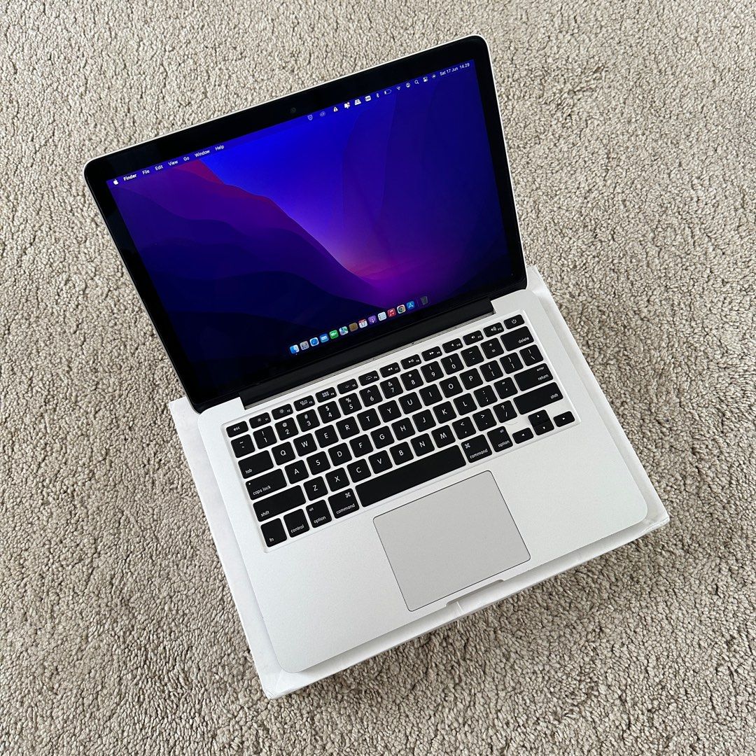 Macbook pro 13 inch retina display early 2015 SSD 256GB core i5 on