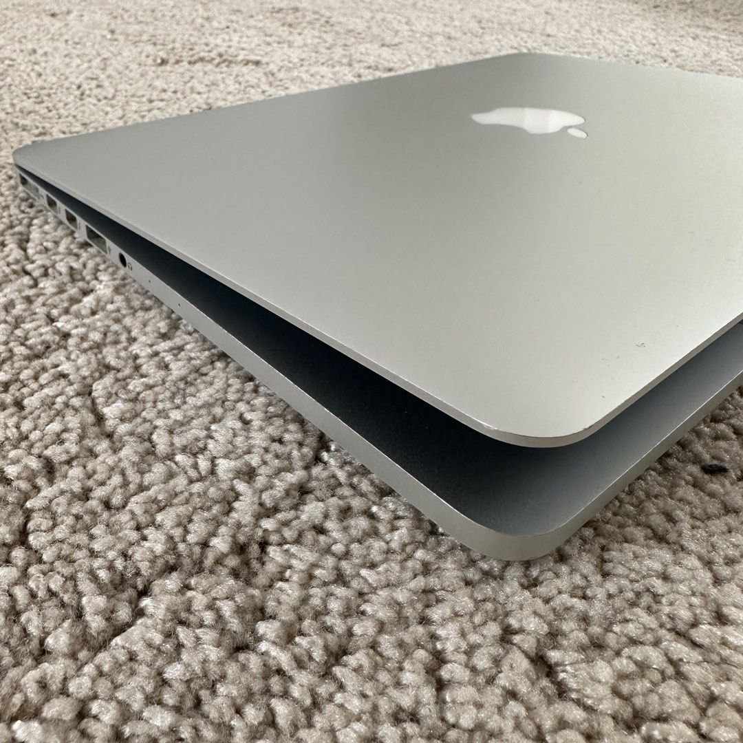 Macbook pro 13 inch retina display early 2015 SSD 256GB core i5 on