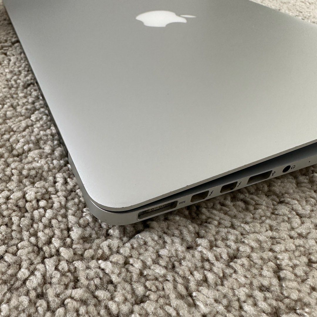 Macbook pro 13 inch retina display early 2015 SSD 256GB core i5 on