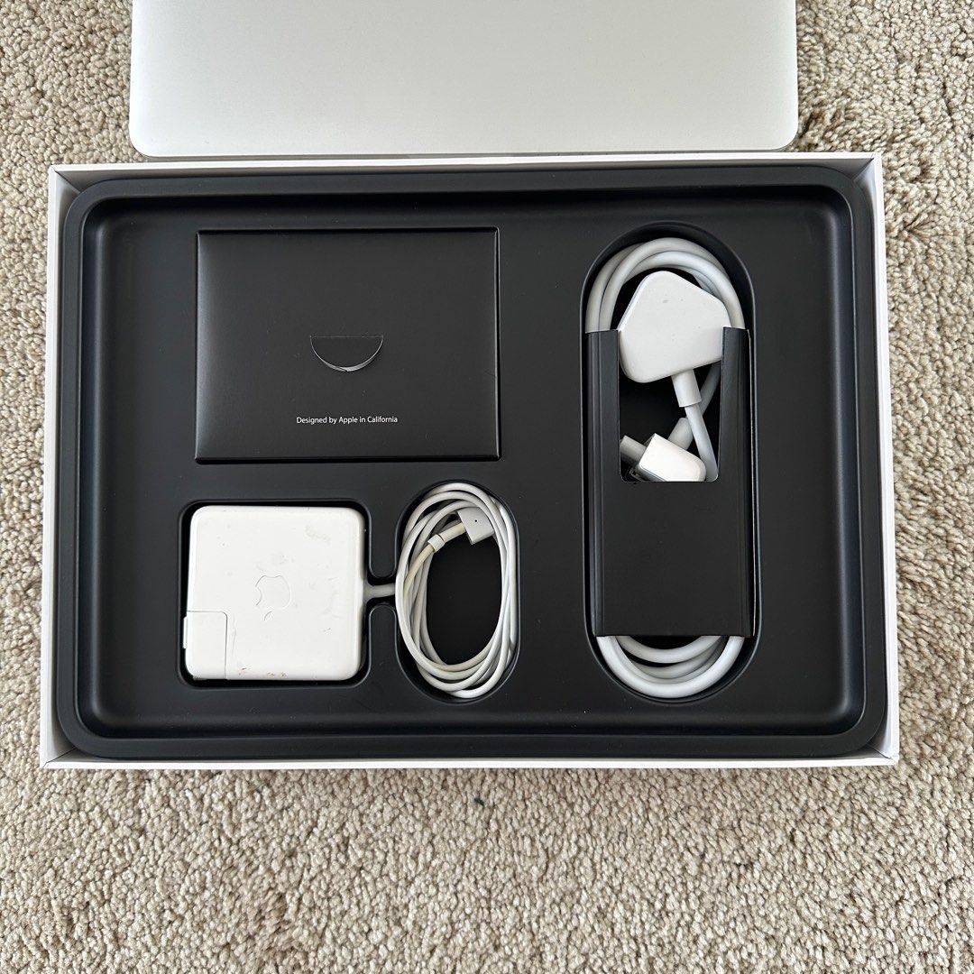 Macbook pro 13 inch retina display early 2015 SSD 256GB core i5 on