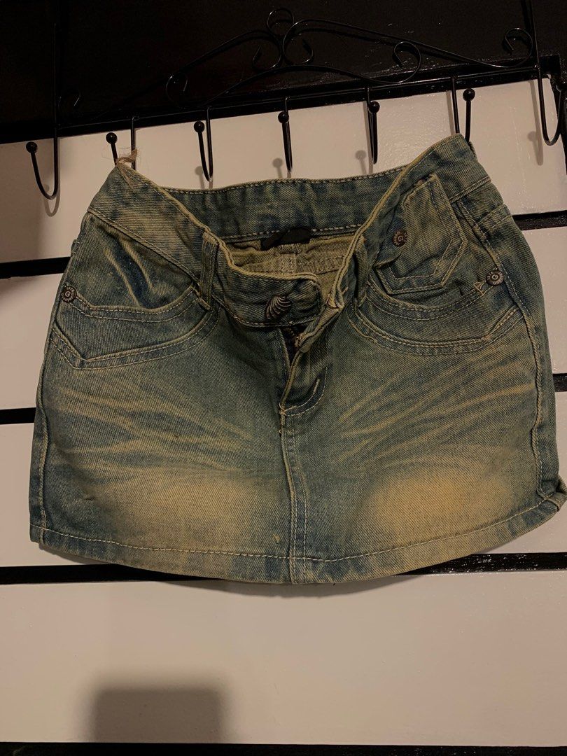 Mini Skirt (Category: Skirts) located in Caloocan City. Submitted by yssey___ (Listing ID 1237956513, Image 1). Description: need lang labhan pero no flaws naman Size 26 waist.