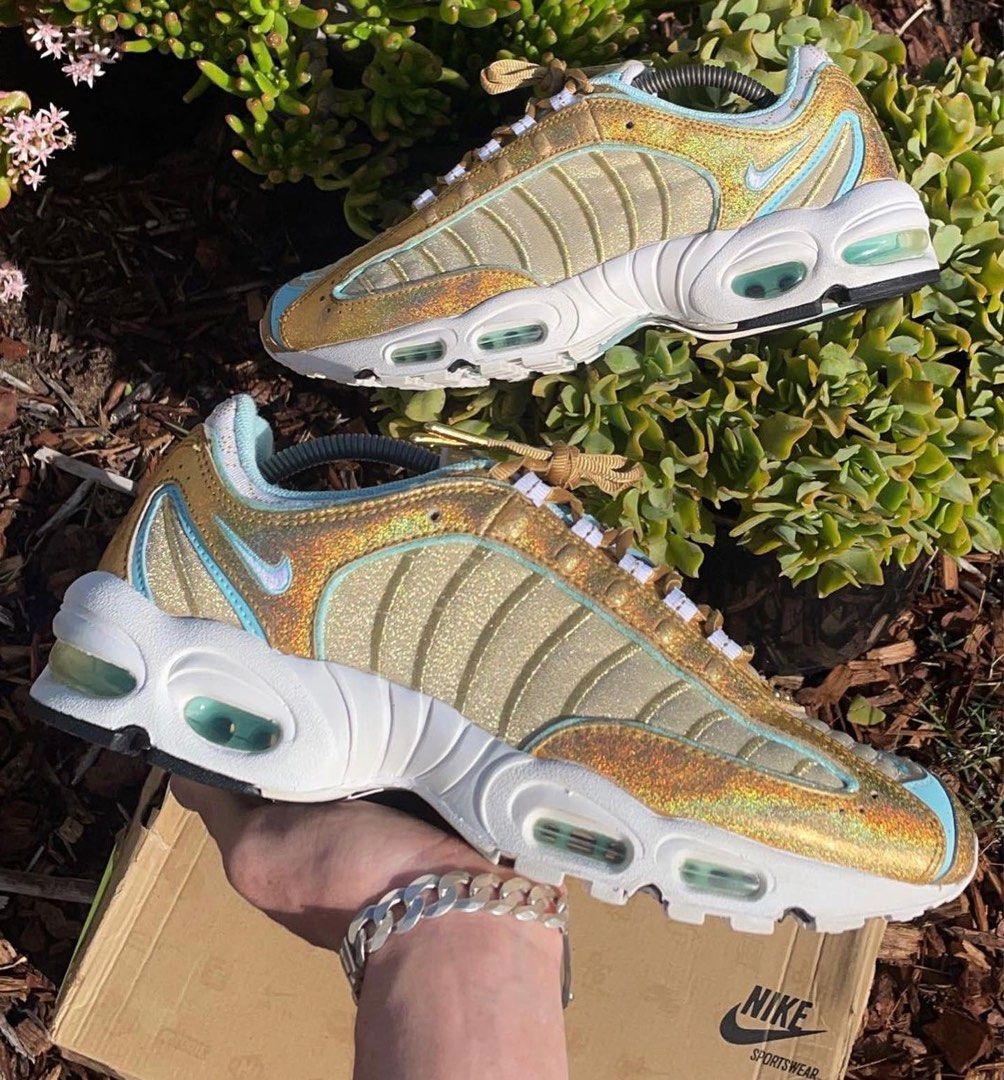 Nike top tailwind gold