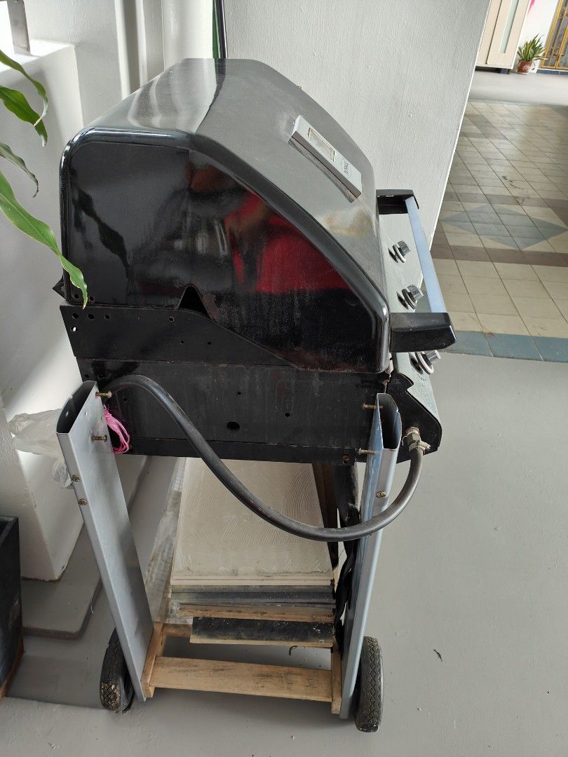 Outback bbq (Category: BBQ, Grills & Hotpots) located in Singapore. Submitted by aero66 (Listing ID 1237953167, Image 2). Description: As is outback grill, come with LPG half tank. transport self arranged. can be dismantle to fit into car.