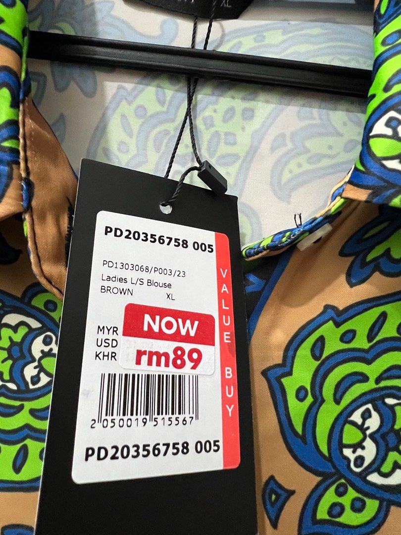 Padini (Category: Blouses) located in Muar. Submitted by aincyclops (Listing ID 1237993471, Image 3). Description: New Top size XL Pants size L.
