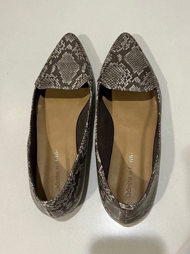 Snake pattern flats (Category: Flats) located in Singapore. Submitted by emme_kay (Listing ID 1237998039, Image 1). Description: Worn a few times but too narrow for me so selling. Got them from Japan for SGD180. Size JP 22.5/US 5.5, made in Japan..