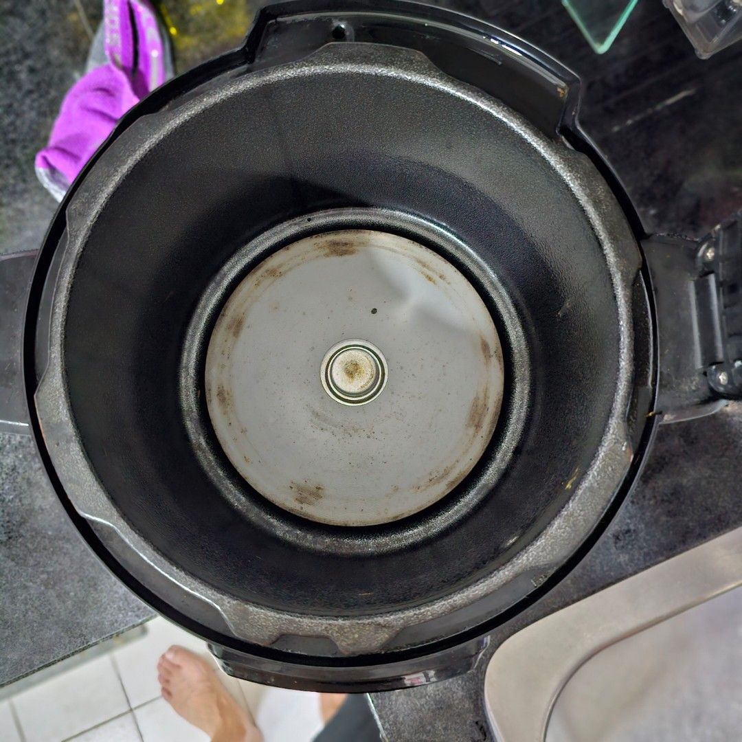Taiyo 5L pressure cooker for spare parts. The cover pressure valve broke, TV & Home Appliances