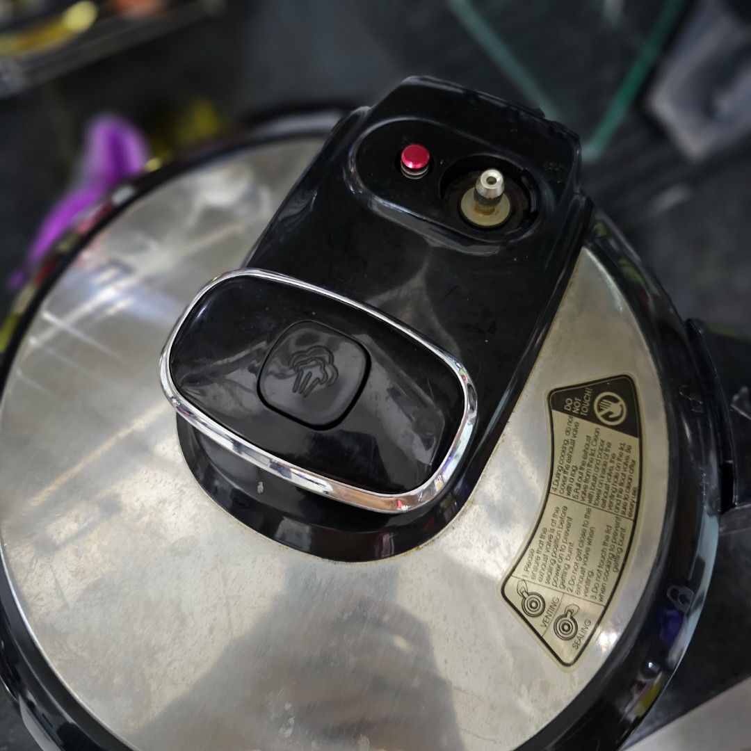 Taiyo 5L pressure cooker for spare parts. The cover pressure valve broke, TV & Home Appliances