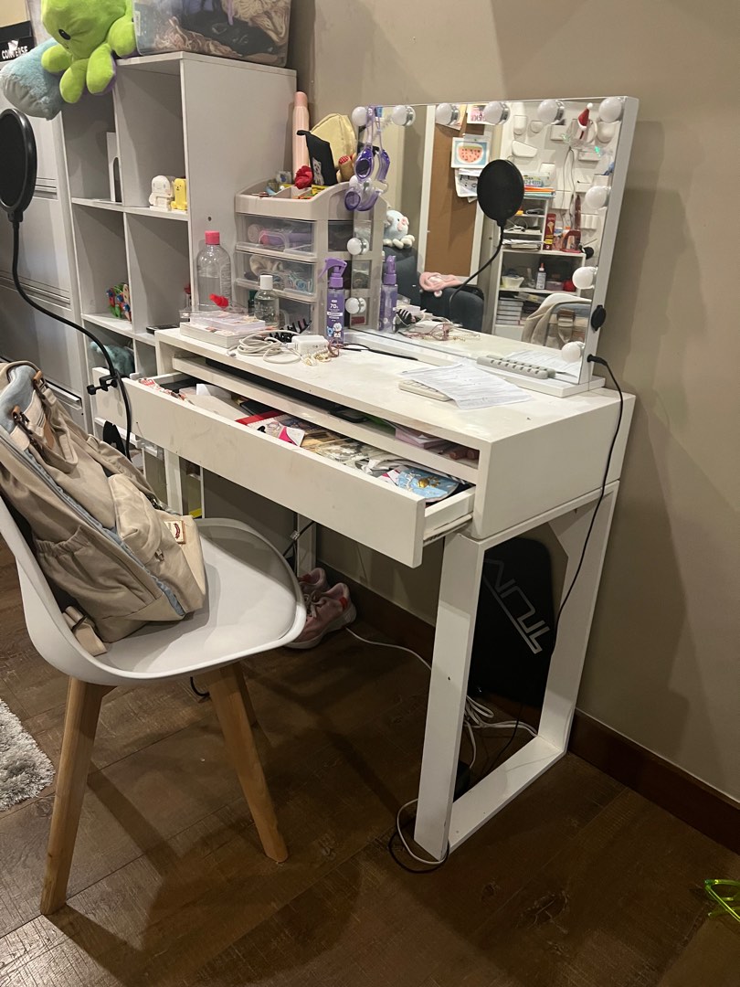 Vanity table only on Carousell