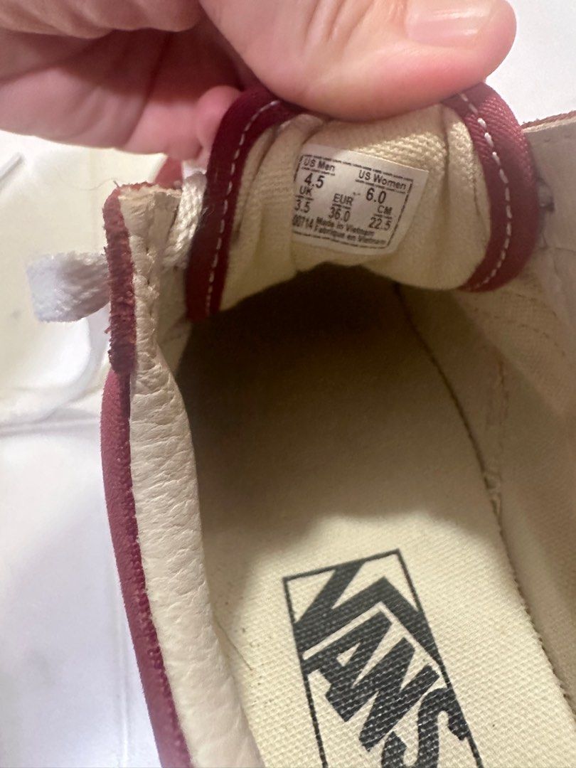 Vans authentic (Category: Sneakers) located in Singapore. Submitted by storm_y (Listing ID 1237987480, Image 2). Description: Size on tag in pic, please know your vans size..