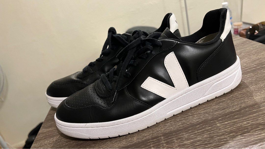White sneakers best sale with black v