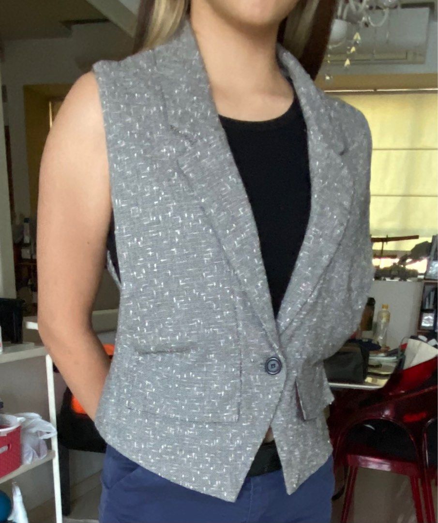 Vest (Category: Coats, Jackets and Outerwear) located in Singapore. Submitted by berrybearry (Listing ID 1237953281, Image 3). Description: .