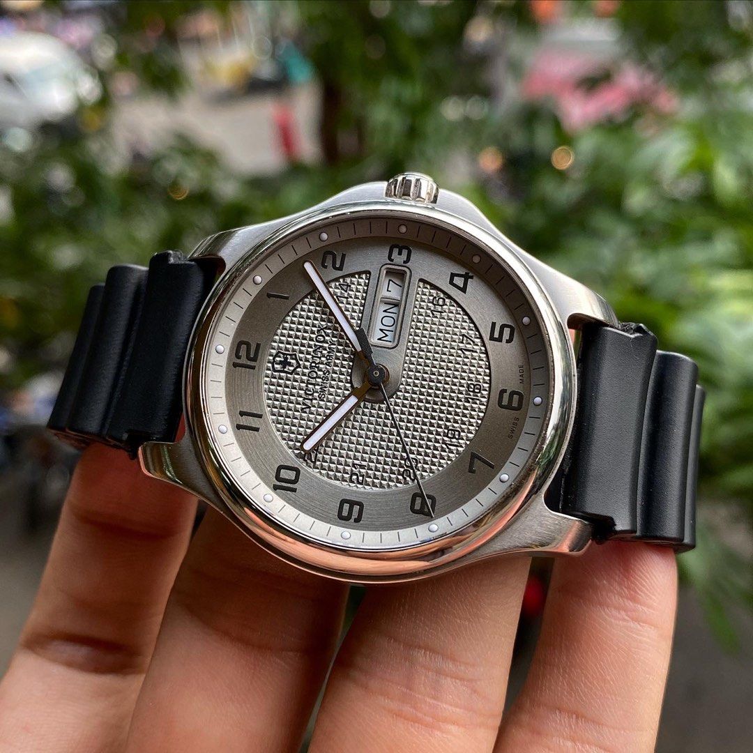 Victorinox Officers Day Date 241550 Quartz 40mm Fesyen Pria Jam