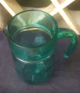 VINTAGE 1970's TURQUOISE OPEN HANDLE GLASS WATER JUG/PITCHER/JUICE POURER BARWARE MADE IN FRANCE ( LIKE NEW