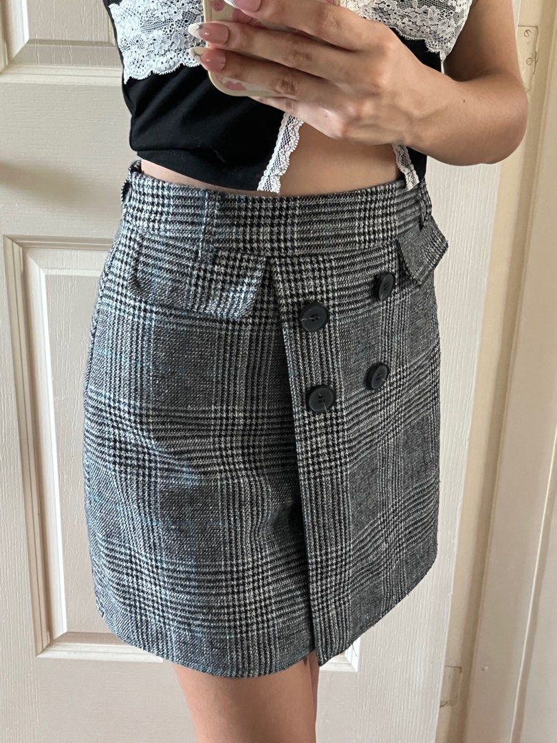 y2k T-platform sexy plaid skirt (Category: Skirts) located in Muntinlupa City. Submitted by isa.declutters (Listing ID 1237955596, Image 3). Description: size s-l.