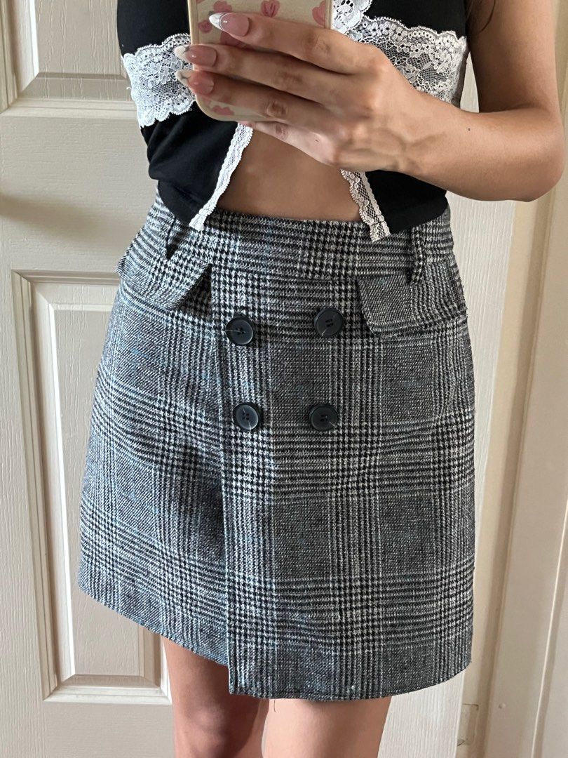 y2k T-platform sexy plaid skirt (Category: Skirts) located in Muntinlupa City. Submitted by isa.declutters (Listing ID 1237955596, Image 2). Description: size s-l.