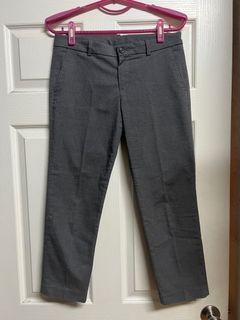 女生上班穿著西裝褲7分褲；粉紅色及灰色各一件；兩件合售；腰圍評量約38公分、長度約81公分；售出不退