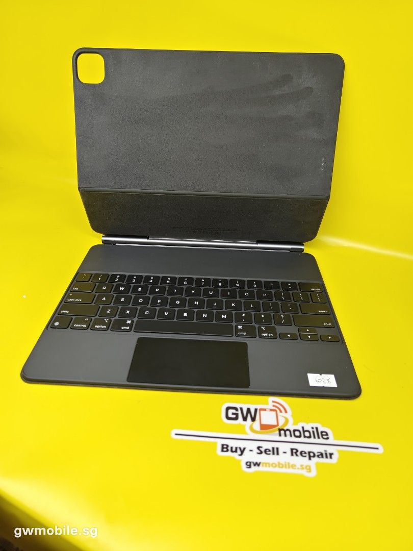 Apple Magic keyboard IPad Pro 12.9 1028, Mobile Phones & Gadgets