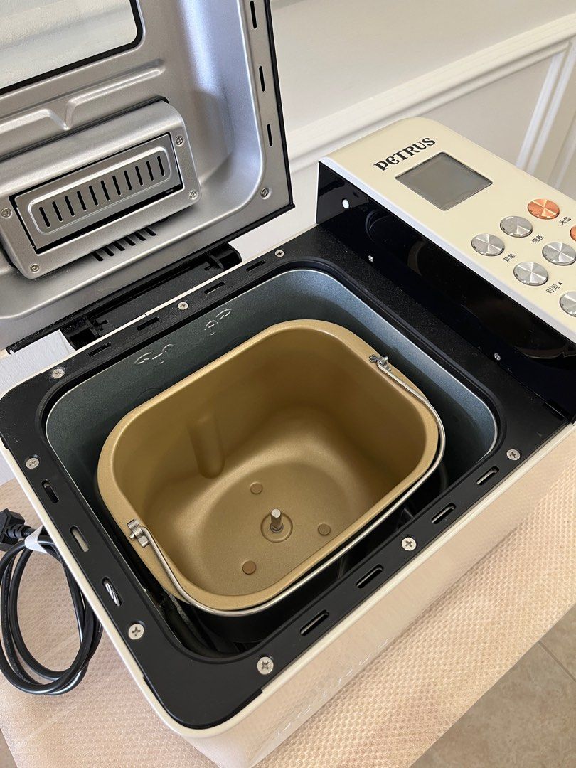 Bread maker (Category: Bakeware) located in Petaling Jaya. Submitted by gingerberrie (Listing ID 1238221059, Image 3). Description: Dented abit during shipping. Used only 3 times. Good as new.