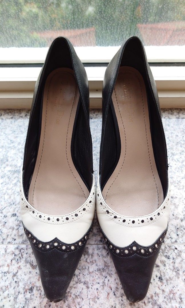 Pumps black hotsell and white