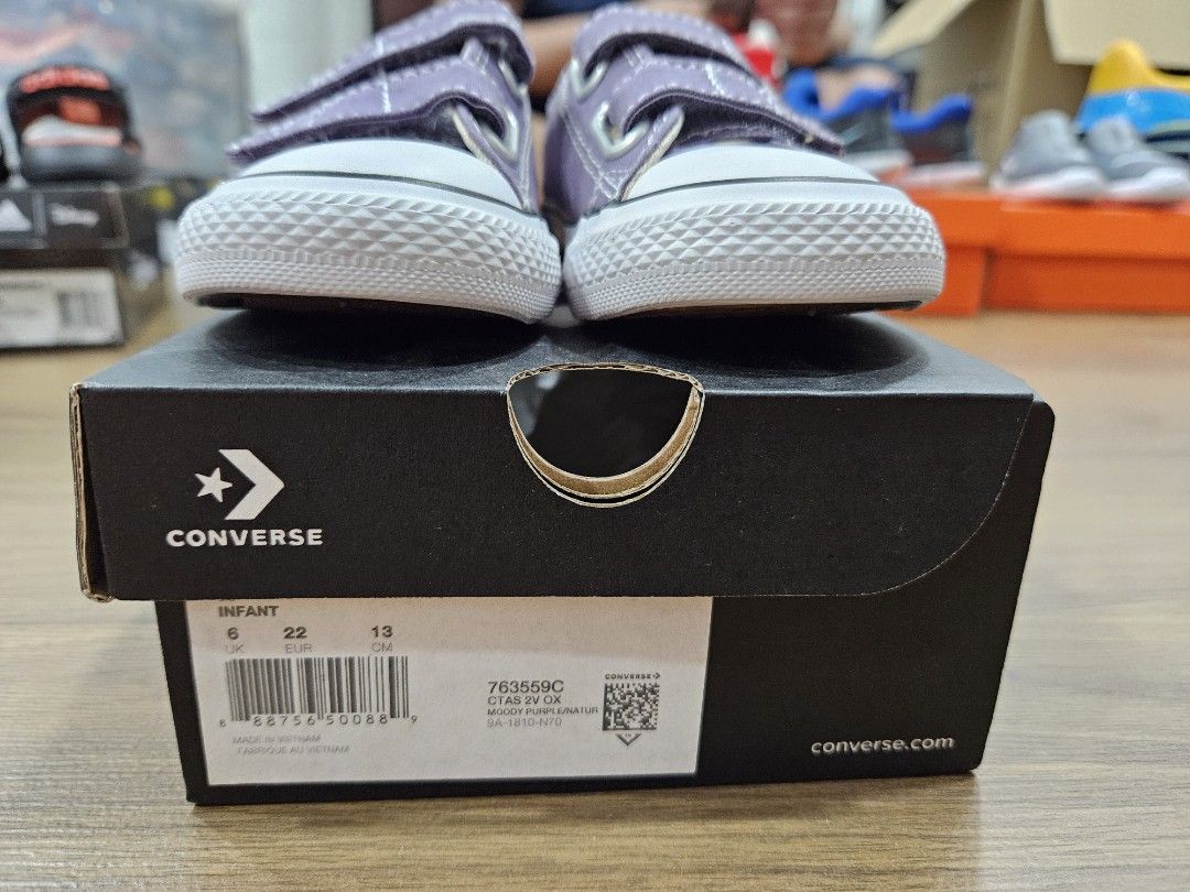 Size 9 converse top toddler shoes