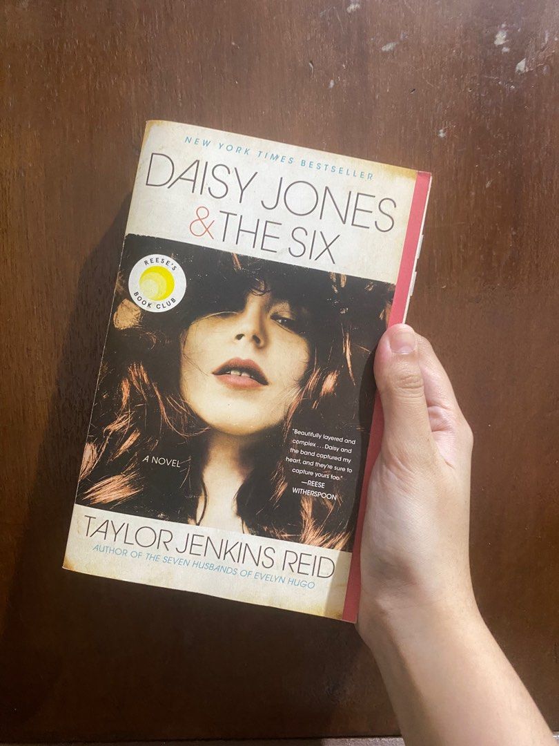 Daisy Jones and The Six (Paperback) on Carousell