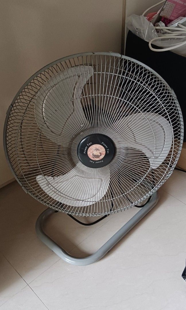 18" Floor Fan, Furniture & Home Living, Lighting & Fans, Fans on Carousell