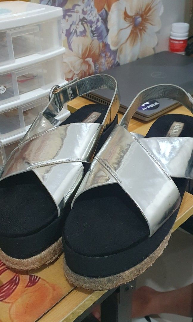 Forever21 sandals (Category: Wedges) located in Makati City. Submitted by tinyMe01 (Listing ID 1238239907, Image 3). Description: forever21 wedge US size 8.