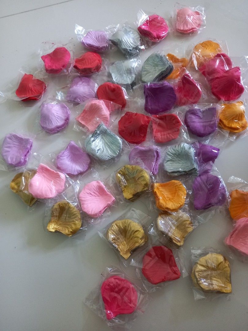 FREE fake petals, Hobbies & Toys, Stationery & Craft, Occasions & Party