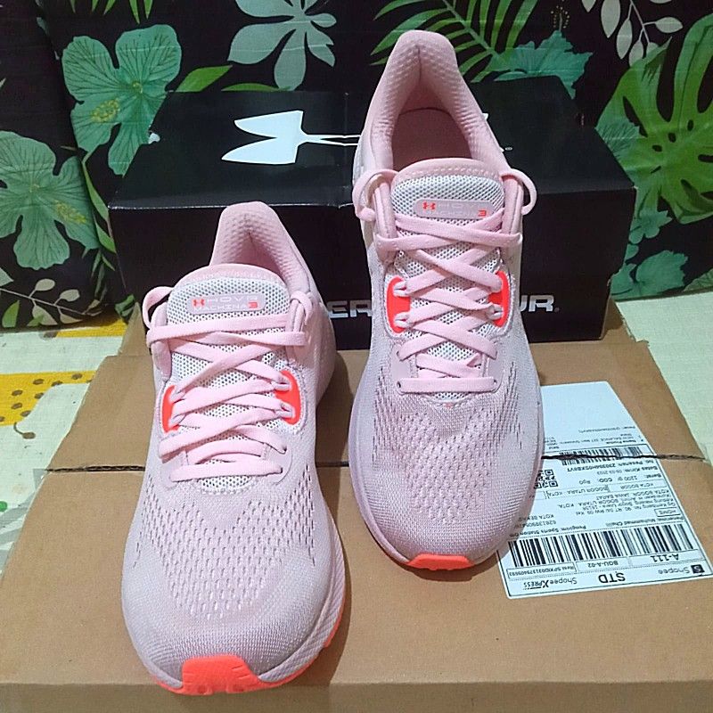 Harga nett ! Sepatu Under Armour Women HOVR Machina 3 ORIGINAL RESMI on Carousell