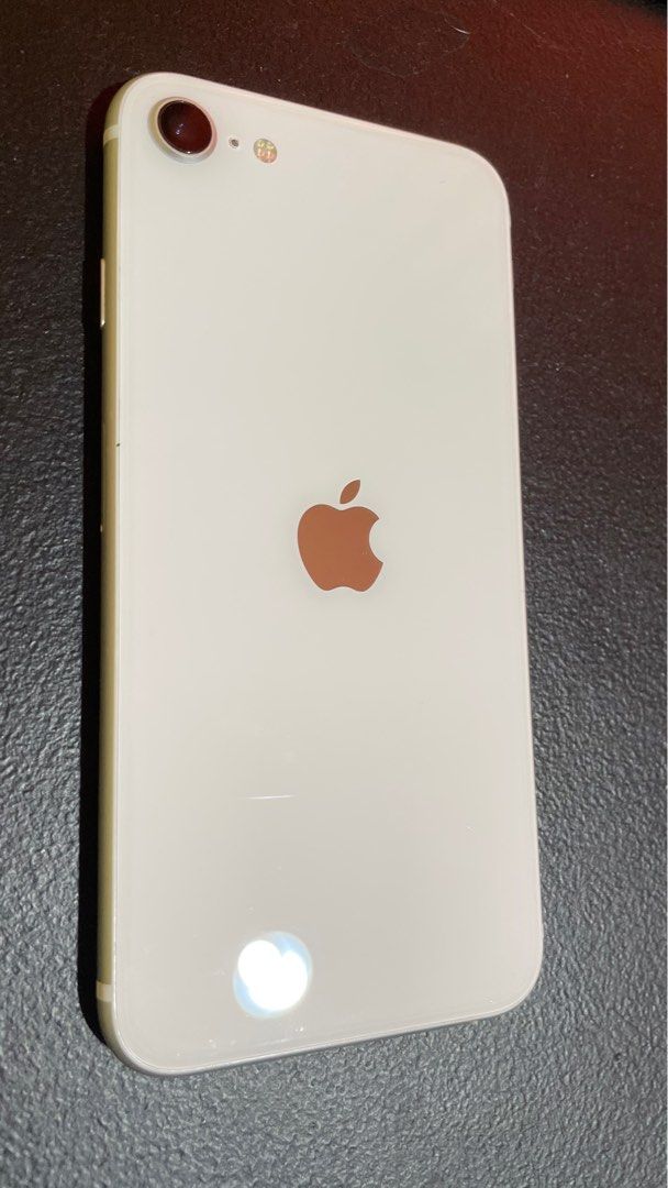 Iphone se 2020 (Category: iPhone SE Series) located in Manila. Submitted by vonitodelacruz19 (Listing ID 1238203921, Image 2). Description: Selling my 2020 iphone se Good condition 75% Unit and charger,cases No issue (lady user) RFS: money Pa swap sa ipad pweds na dagdag na lang ako.