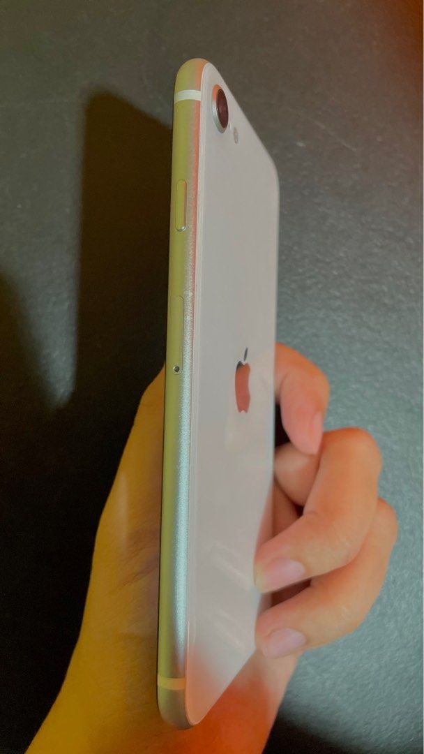 Iphone se 2020 (Category: iPhone SE Series) located in Manila. Submitted by vonitodelacruz19 (Listing ID 1238203921, Image 3). Description: Selling my 2020 iphone se Good condition 75% Unit and charger,cases No issue (lady user) RFS: money Pa swap sa ipad pweds na dagdag na lang ako.