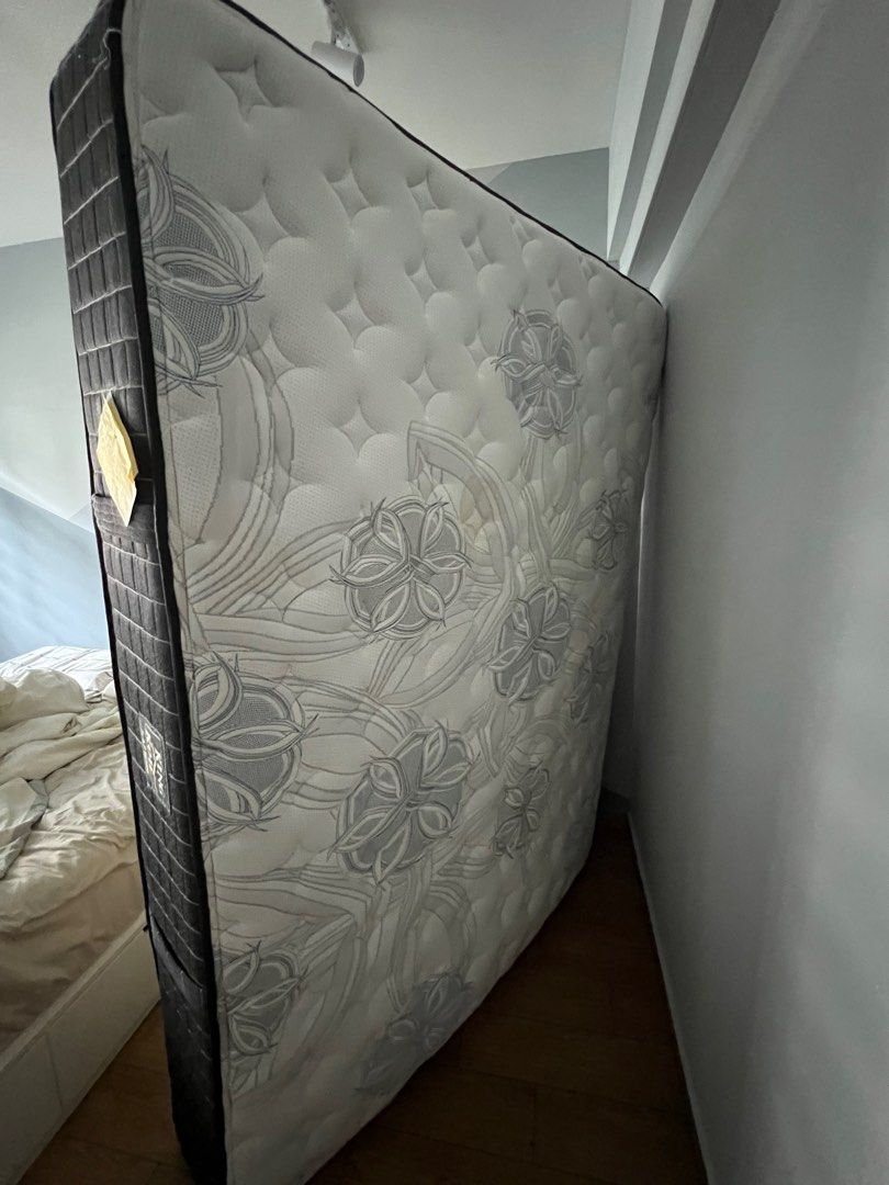 King koil queen size Chiro Flex 5, Furniture & Home Living, Furniture