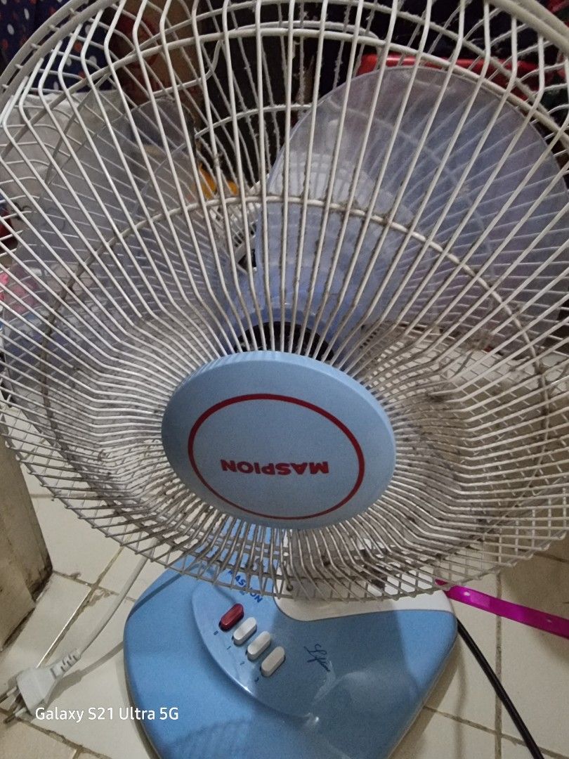 Kipas Angin ukuran sedang on Carousell