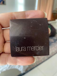 Laura Mercier single eye shadow in gold
