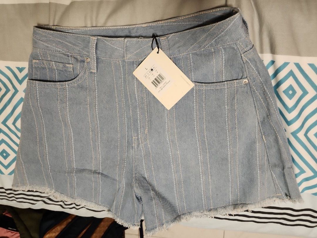 Fray hem denim shorts best sale