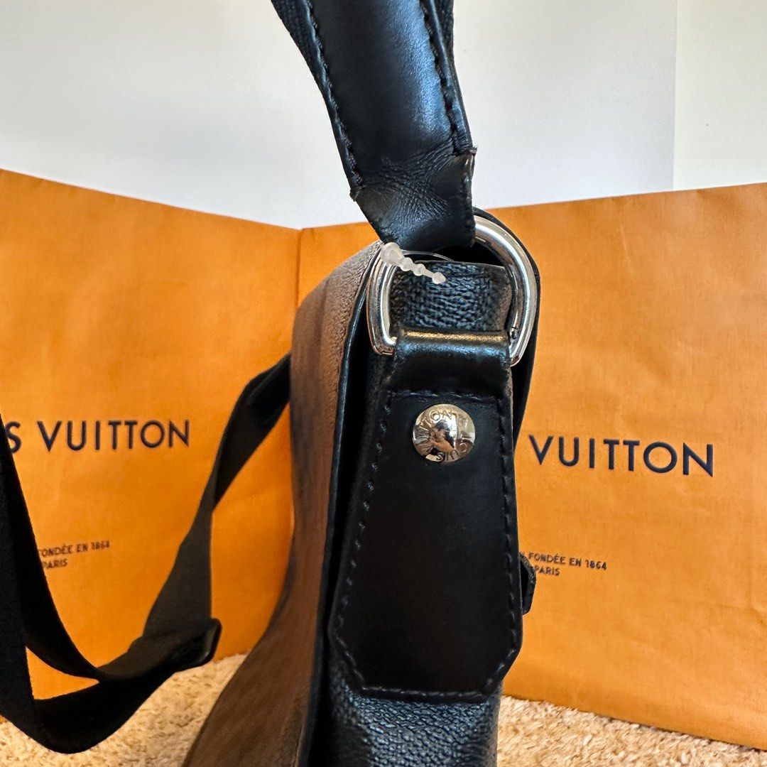 AUTHENTIC Louis Vuitton Daniel GM (Damier Graphite), Luxury, Bags & Wallets  on Carousell