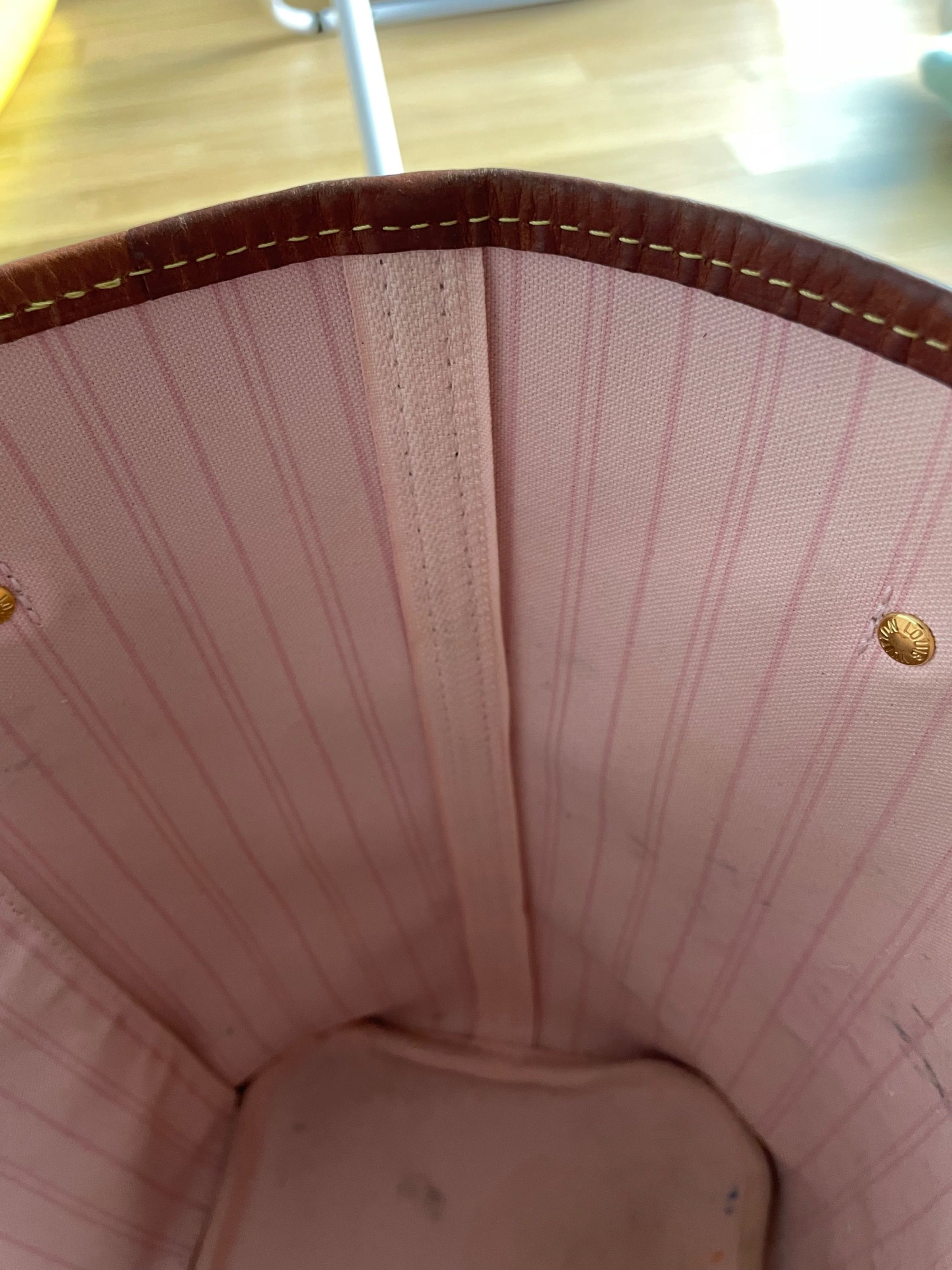White and on sale pink neverfull